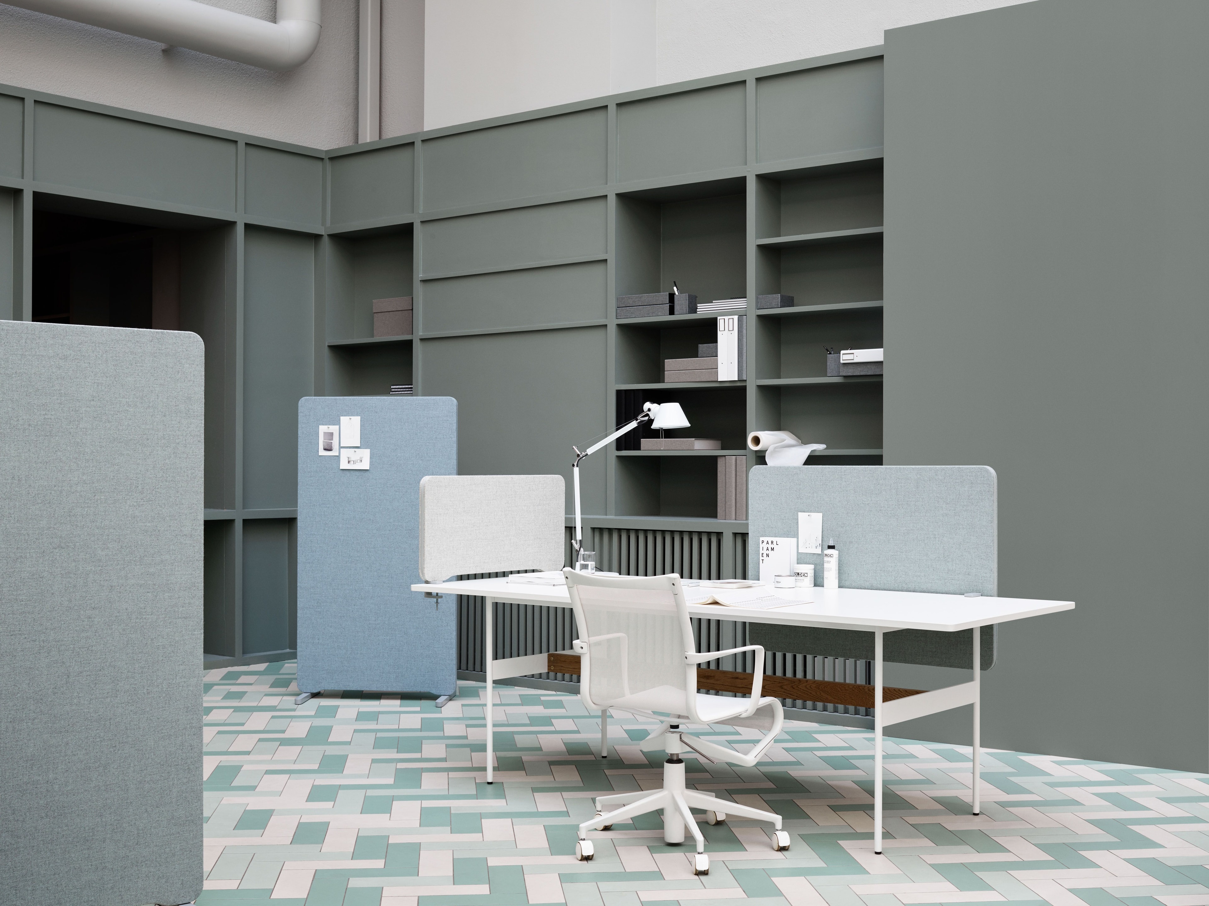 Edge Floor Screen -media-5